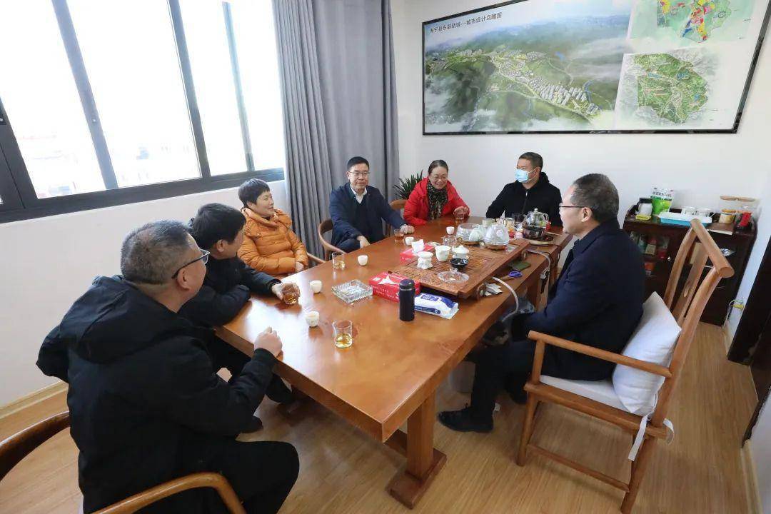 1月28日,新春佳节后上班第一天,县委书记周乃松深入部分县直机关单位