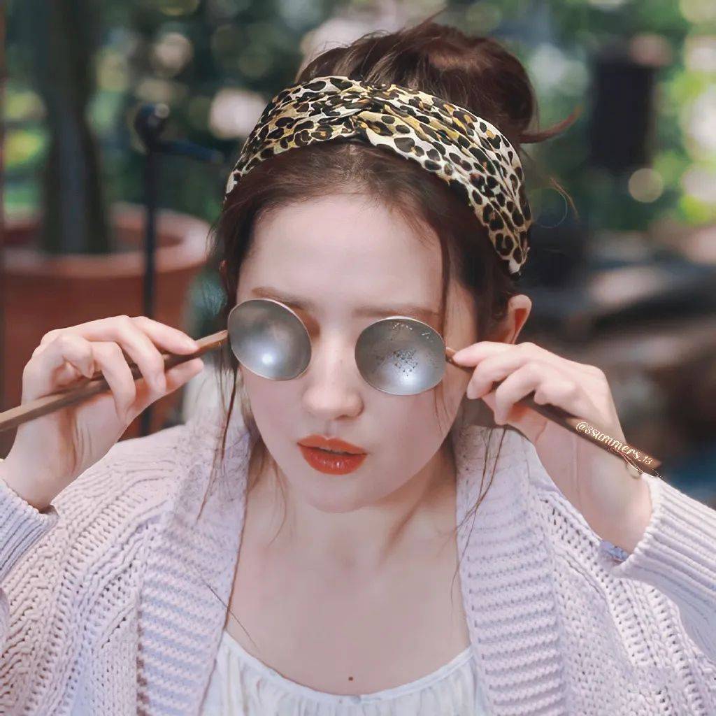 剧中许红豆的长发发型很百变,扎发,丸子头,卷发,直发,每一个都很慵懒