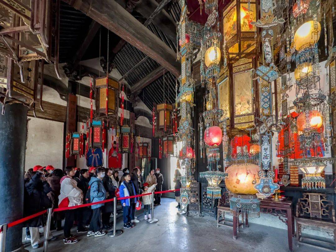 "现在映入我们眼帘的是肃雍堂大堂灯,在1999年被列入上海吉尼斯纪录