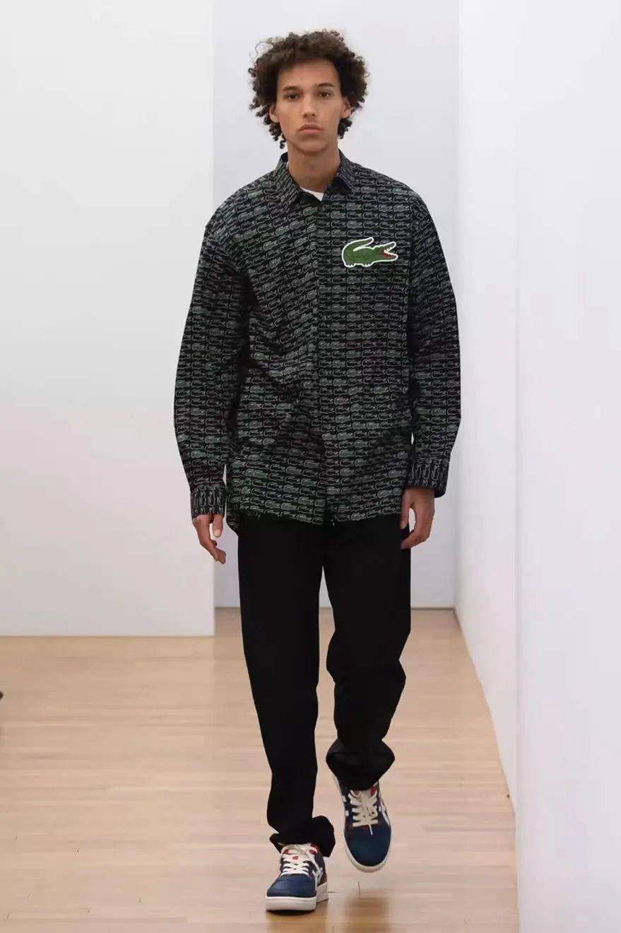 我们看到单独的logo标,也能看到满印或者叠标,放大