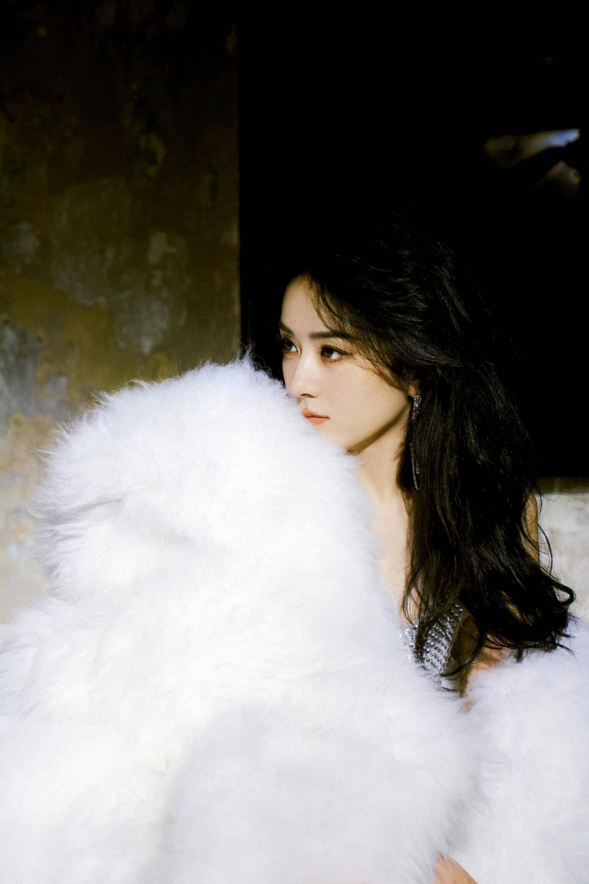 赵丽颖又飒又温柔写真:女神魅力绽放