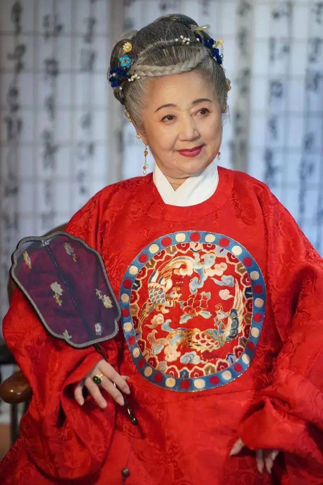 "国民奶奶"刘维秀:岁月带走的是容颜,带不走的是优雅_汉服_生活_视频