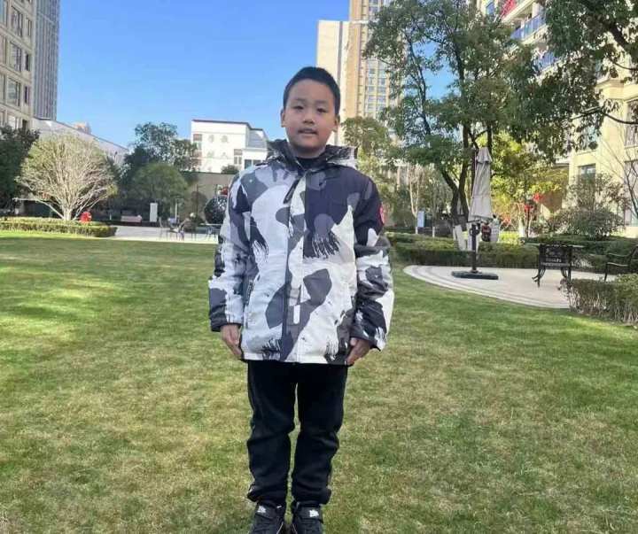 李瑞霖杨轶哲就读于明镜小学五2班,李瑞霖就读于实验小学三年级.