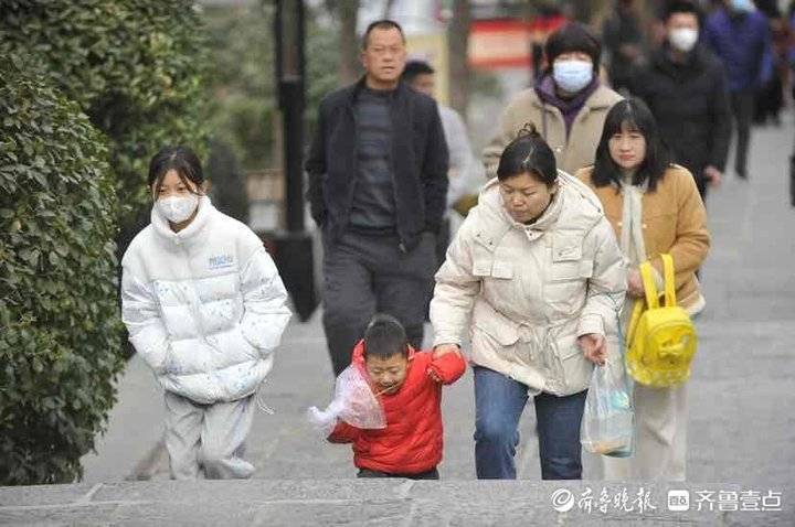 边吃边逛！济南千佛山新春游园会上美食可很多