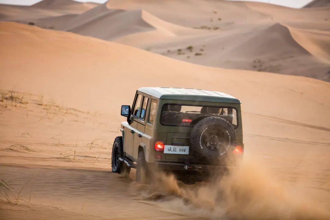 我接触的第一台越野车是北京吉普212,vaj款,官方叫运兵车,我们爱叫它