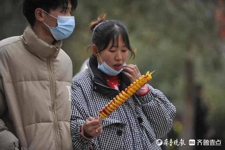 边吃边逛！济南千佛山新春游园会上美食可很多