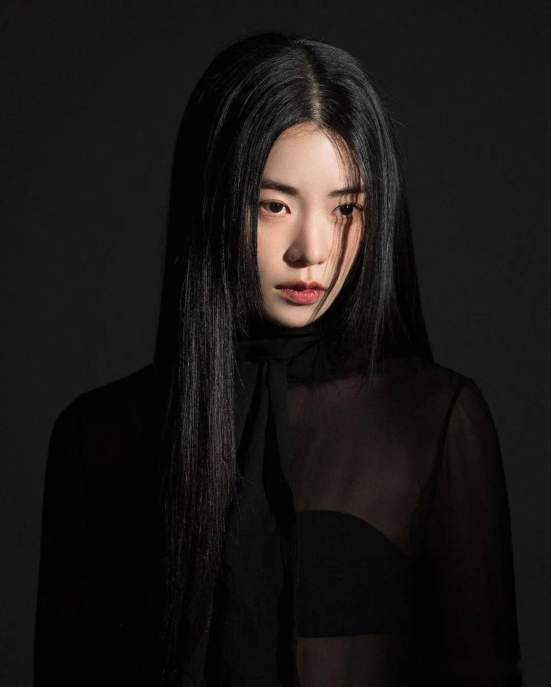 《黑暗荣耀》头号恶女林智妍杂志大片黑红撞色彰显戏剧张力
