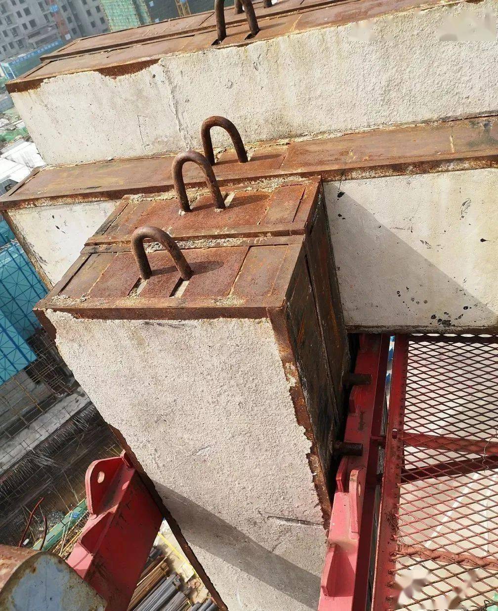 很多塔吊减臂后,平衡重也要相应减少有人说出厂就没有