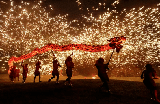 玩龙灯又叫舞龙,是一项中华民族传统民俗娱乐活动,历史渊源悠久