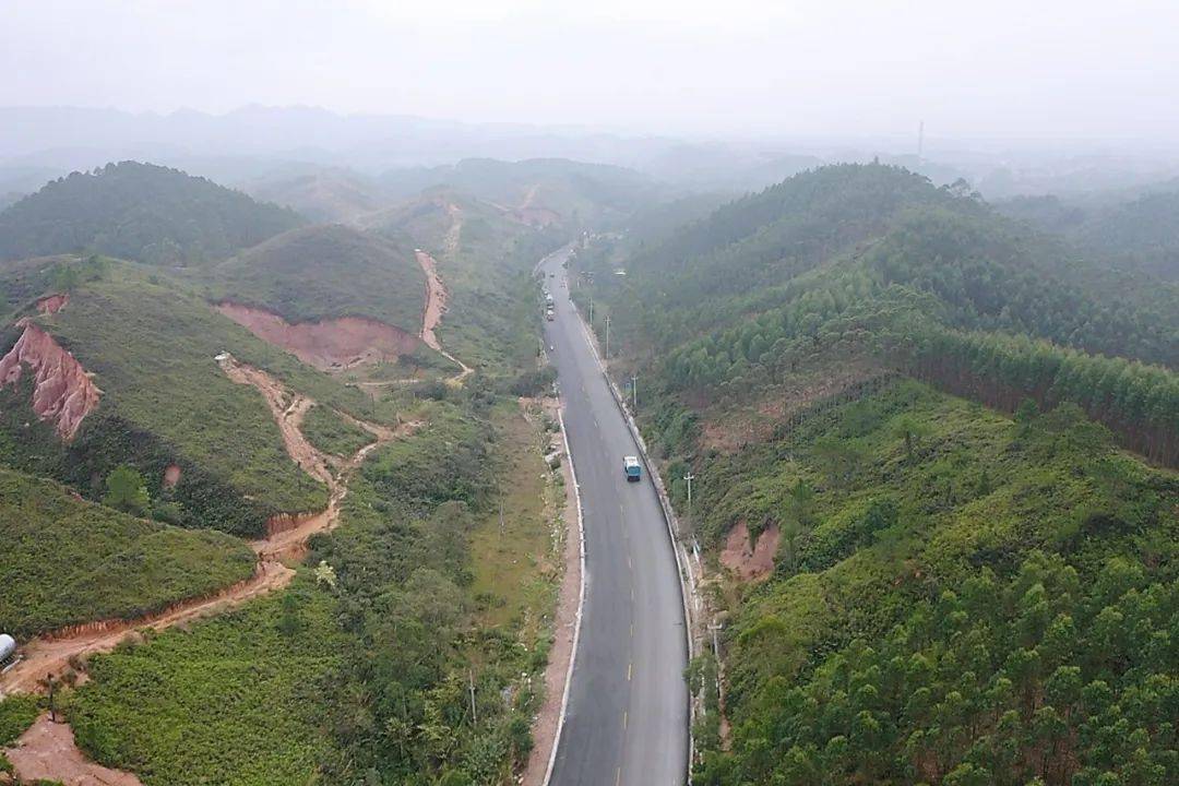 國道241線呼和浩特至北海公路玉林市博白縣東平鎮合江路段完成瀝青