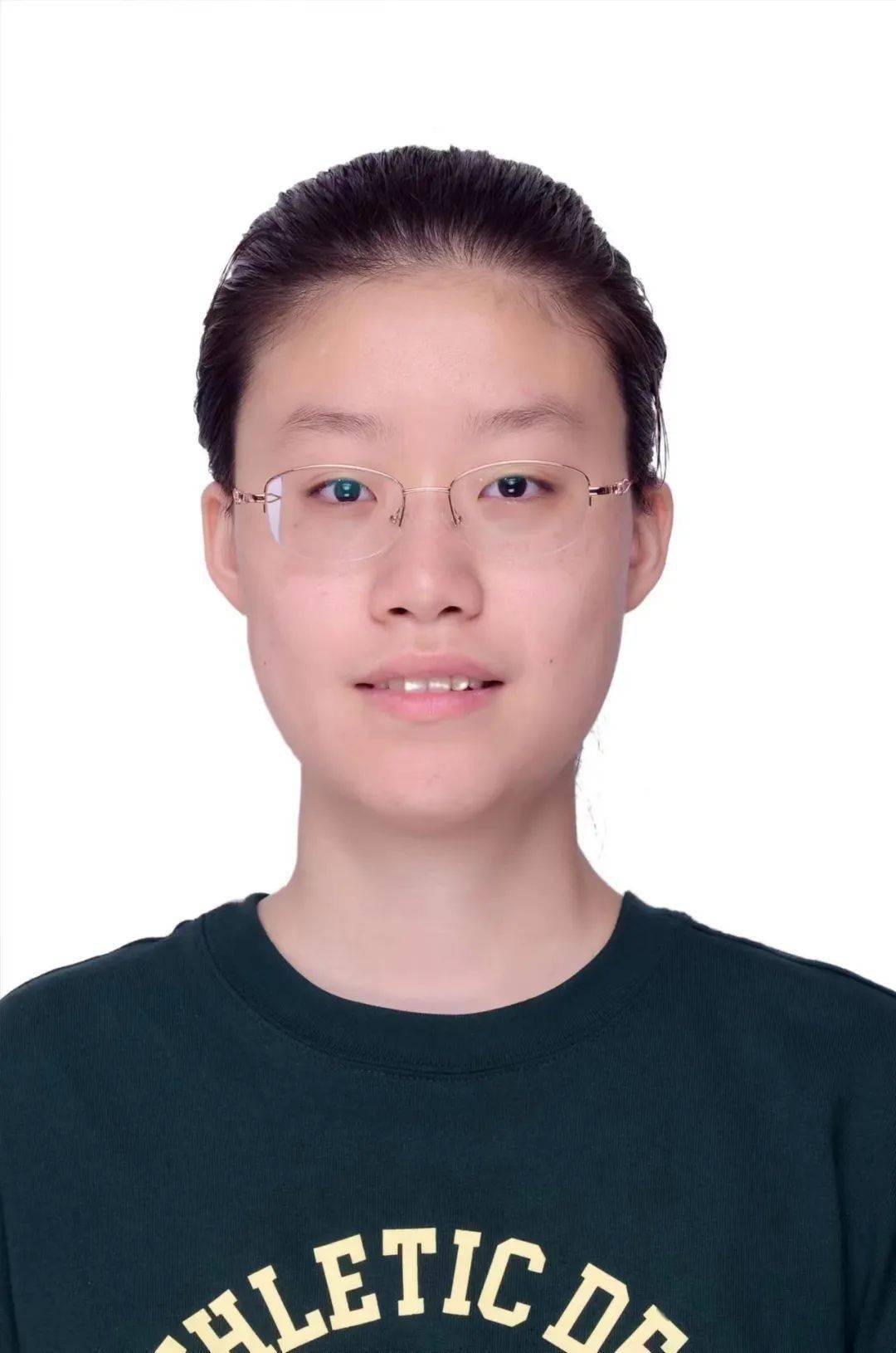 吴书瑶· 2017年起在石外初中,高中就读· 在班级担任英语课代表