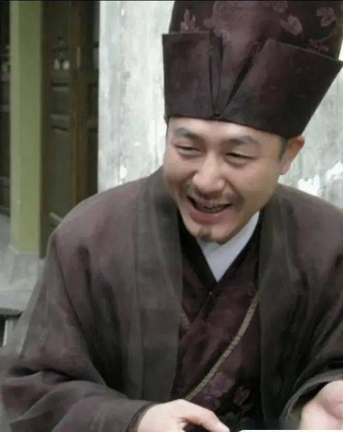 2004年,张颂文因主演粤语情景喜剧《乘龙怪婿》,第一季里的搞笑贾发而