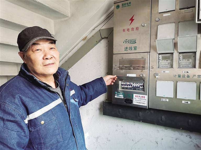 小区电工秦国良每晚巡检电路 守护小区光明_秦师傅_物业_中心
