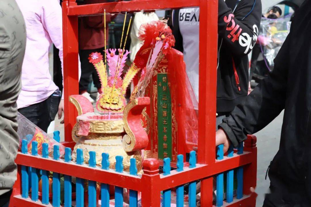 (英歌舞)现在就跟大家一起看看队伍浩浩荡荡请三山国王游境上厝北寨社