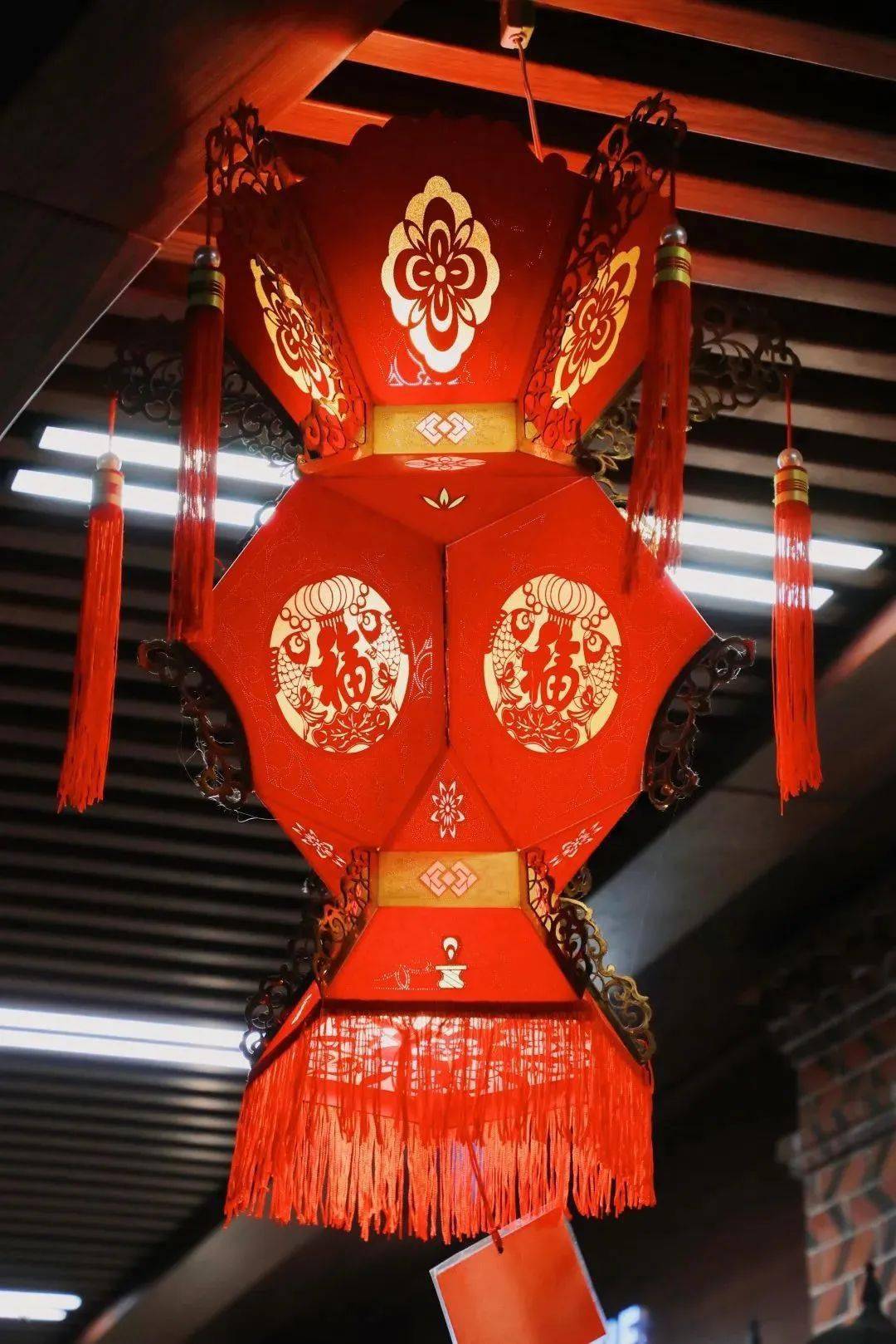纸扎灯也称篾骨灯,后来又有人称之为彩扎灯.