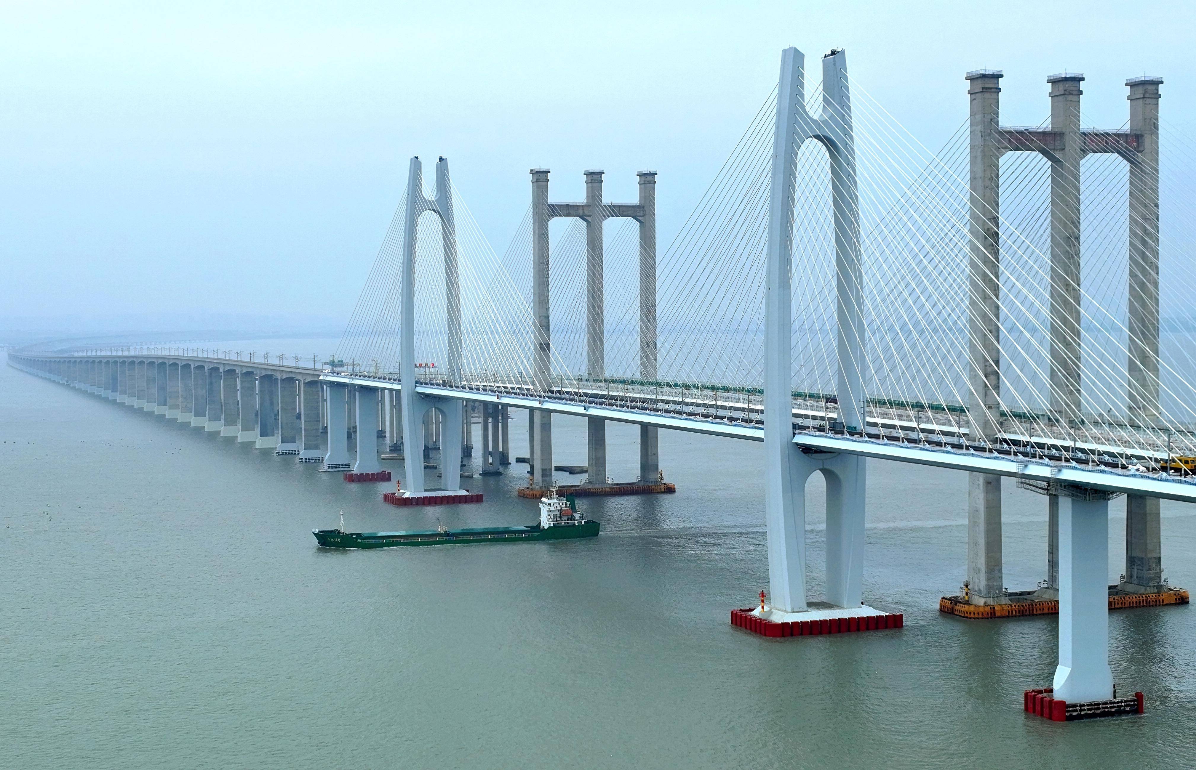 福建通台湾大桥全景图片