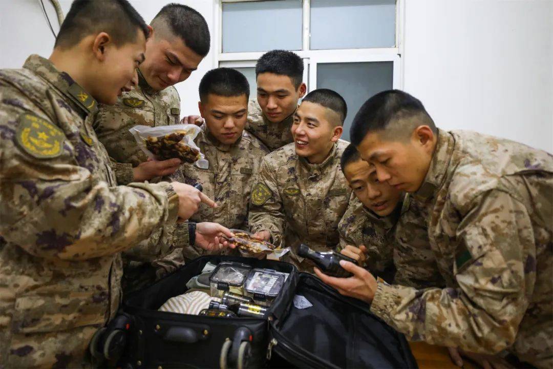 军人休假归队的行李箱,果然不一样,快来看看都装了些啥?