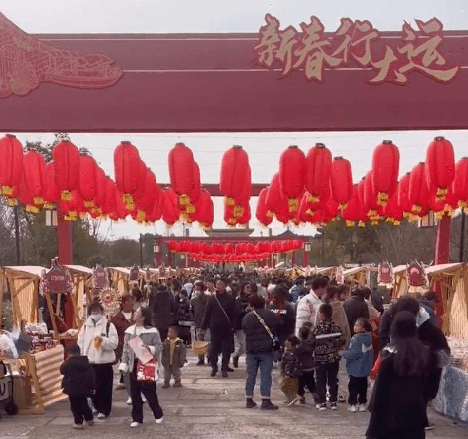 全城出动！昨晚嘉兴子城人山人海！地图一路飙红，寸步难行！连有轨电车都挤满了人！新塍、王江泾、海盐沈荡、桐乡...也热闹得不得了！