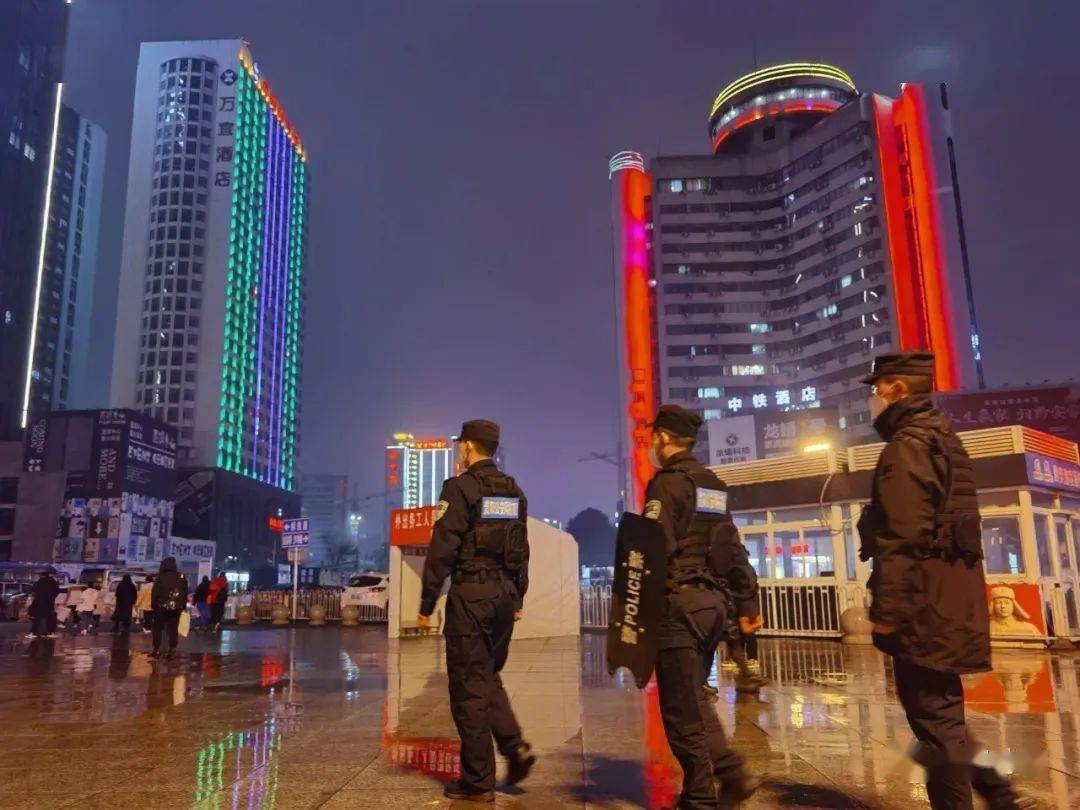 万家团圆平安】贵阳特警邀您一起吃汤圆,赏花灯啦~_群众_人民_警灯