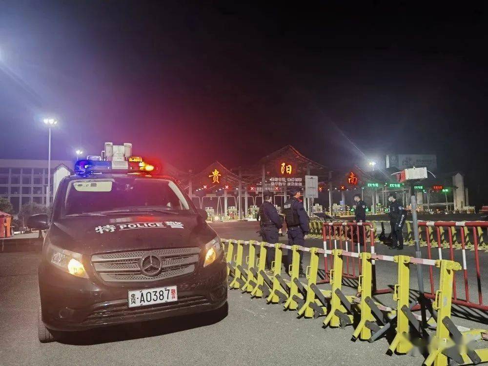 警灯闪烁护卫万家灯火,忠诚履职和成"平安馅".