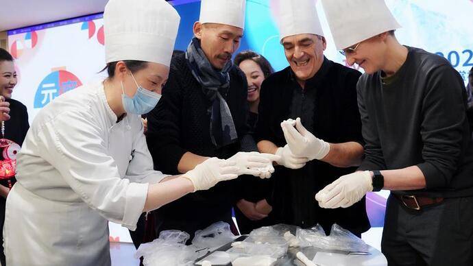 "红姑娘,白姑娘,辫子梳在头顶上,生来立志驱黑暗,舍己为人心欢畅