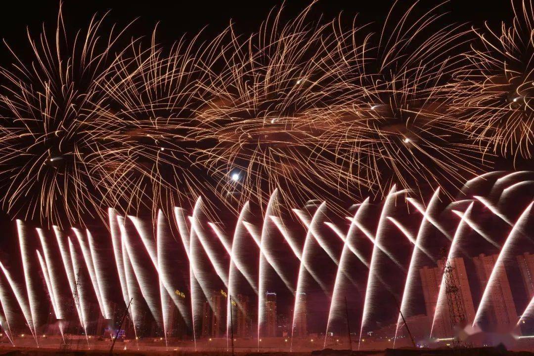 来自浏阳中洲烟花集团的60人专业焰火燃放团队