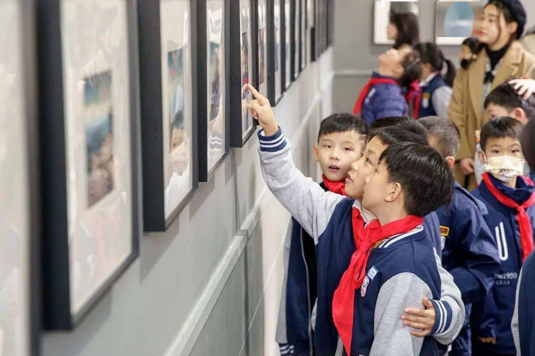 在马鞍池小学教学楼一楼开展,展示了这104幅画作,成为林校长送给孩子