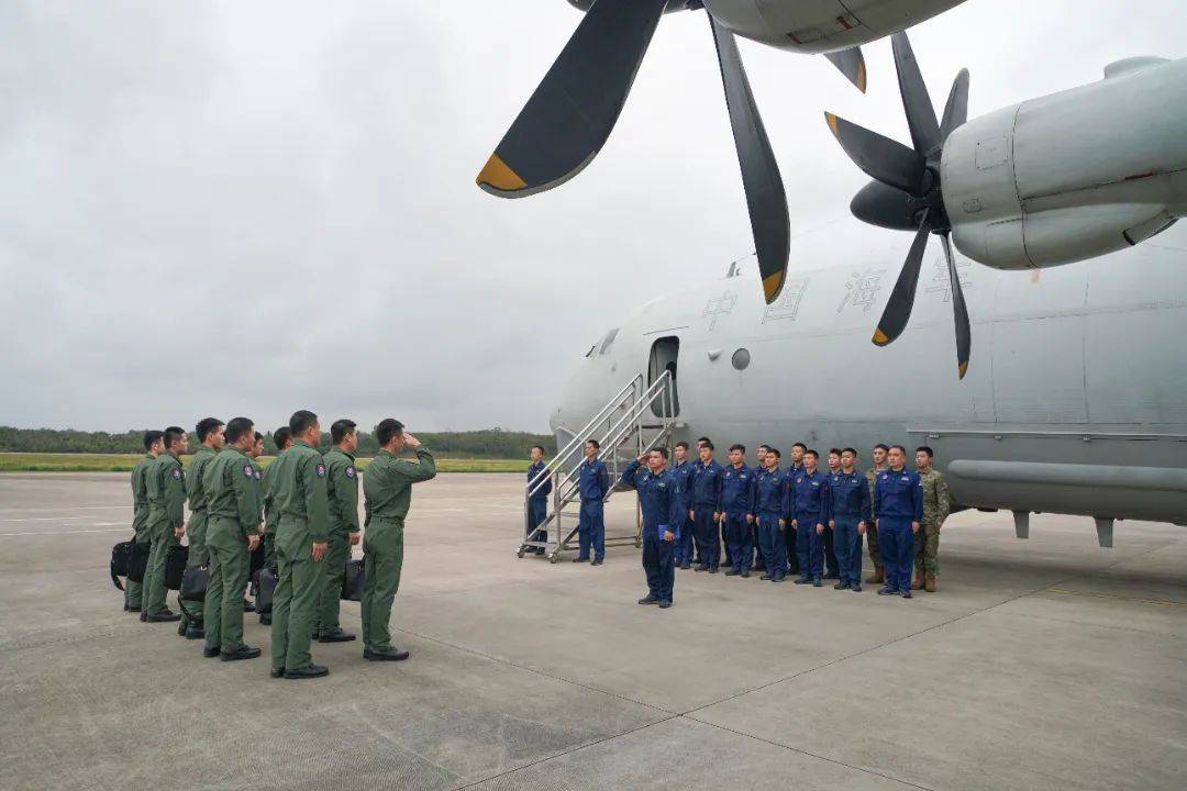 航空兵某团组织多架反潜巡逻机 开展多机接力反潜训练_目标_环境_协同