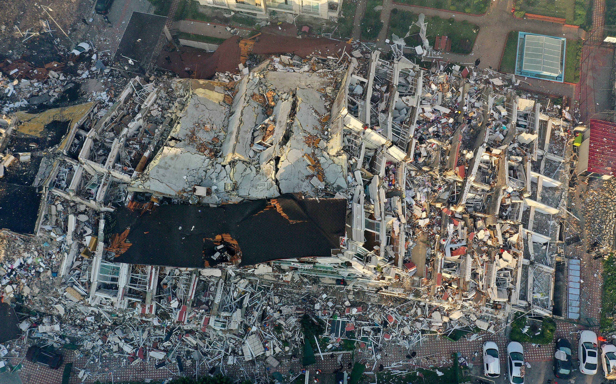 航拍土耳其震区,城市建筑坍塌变为废墟