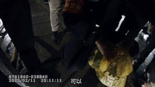 撑伞时失慎掉落！民警便宜神器帮旅客下水道捞手机