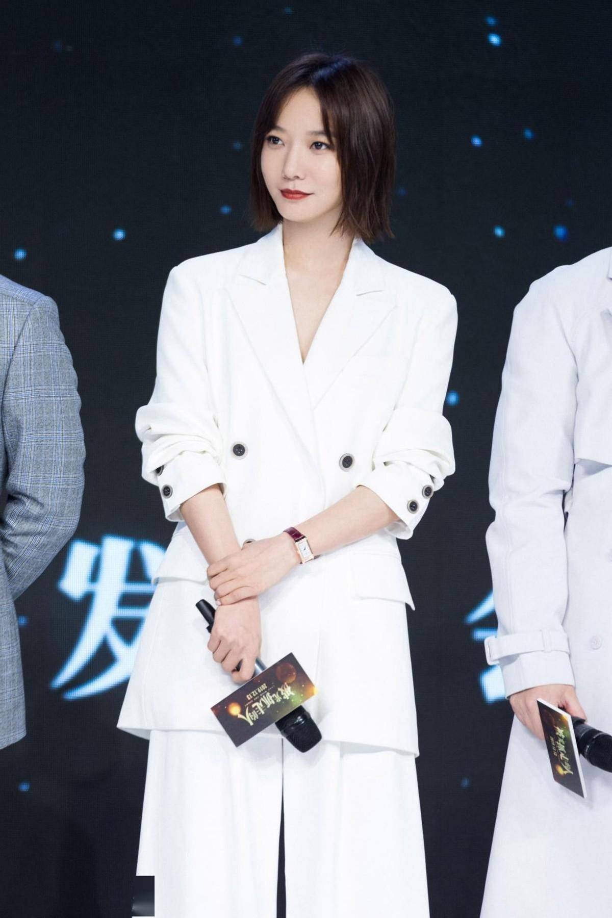 王珞丹和黄渤同框,穿白西装很高级,比他只小十岁,看着却像父女_白色