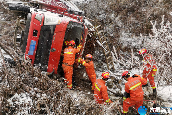 雪天路滑一货车坠沟司机被困，洛阳消防徒步7公里翻越1000米山脊救援