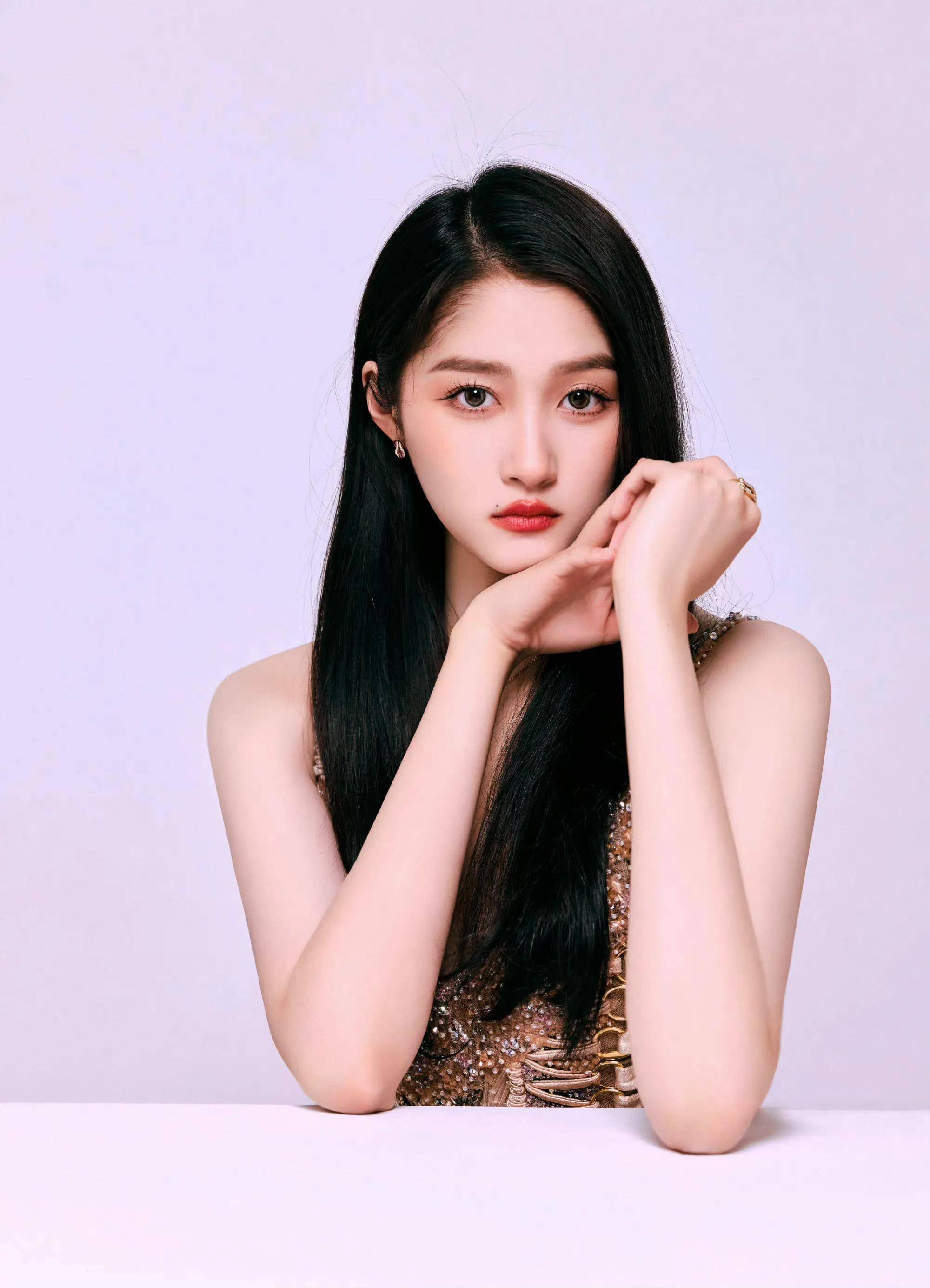 关晓彤写真造型合集:曼妙身姿,窈窕淑女