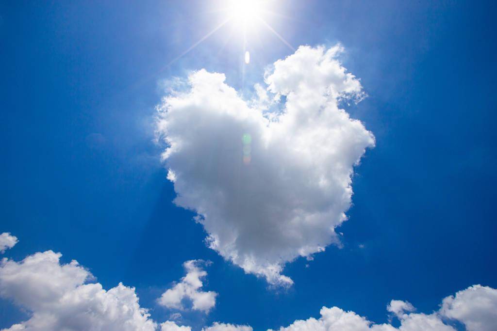 杭州,受台风"烟花"影响,西湖上空蓝天白云,其中一朵云形似爱心.