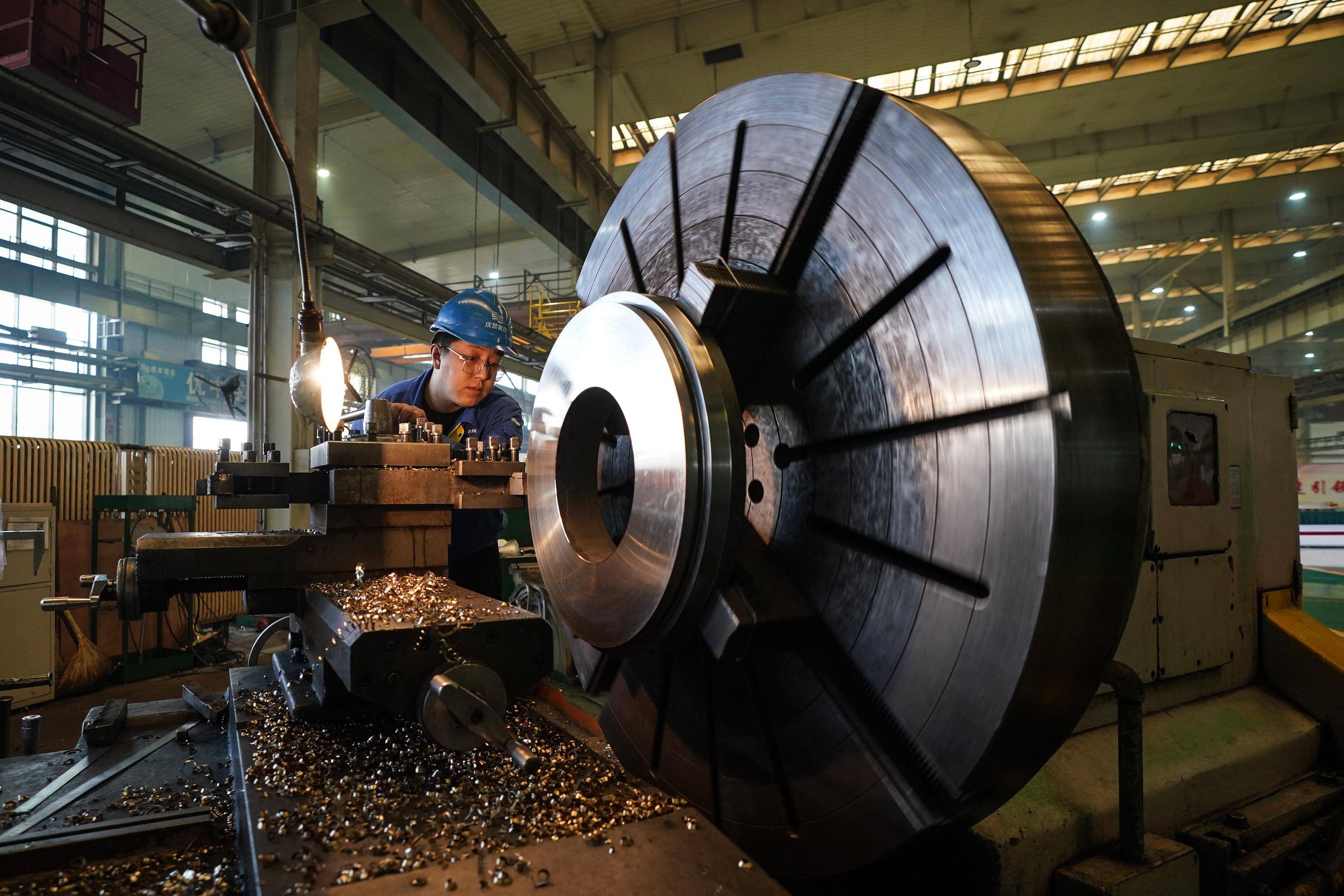 (经济)先进装备制造企业开足马力保增长_车间_工作_潘昱龙