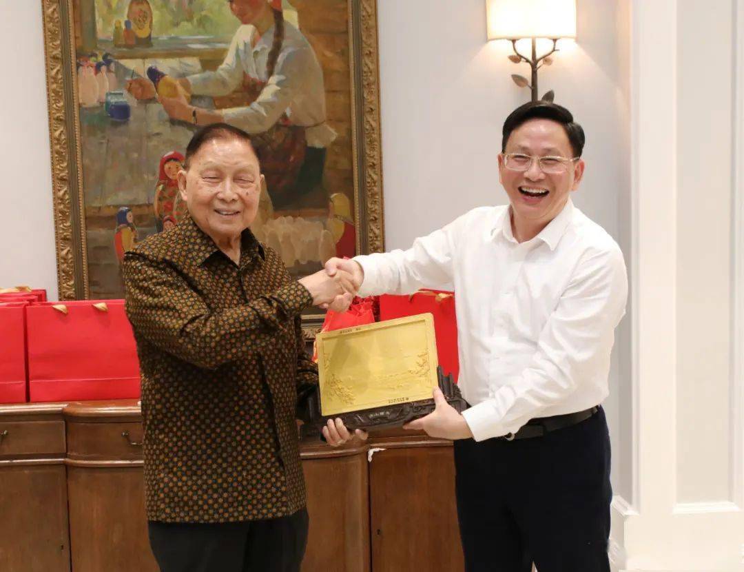 经贸代表团在印尼看望乡亲并举行经贸恳谈会洽谈项目_家乡_莆田_发展