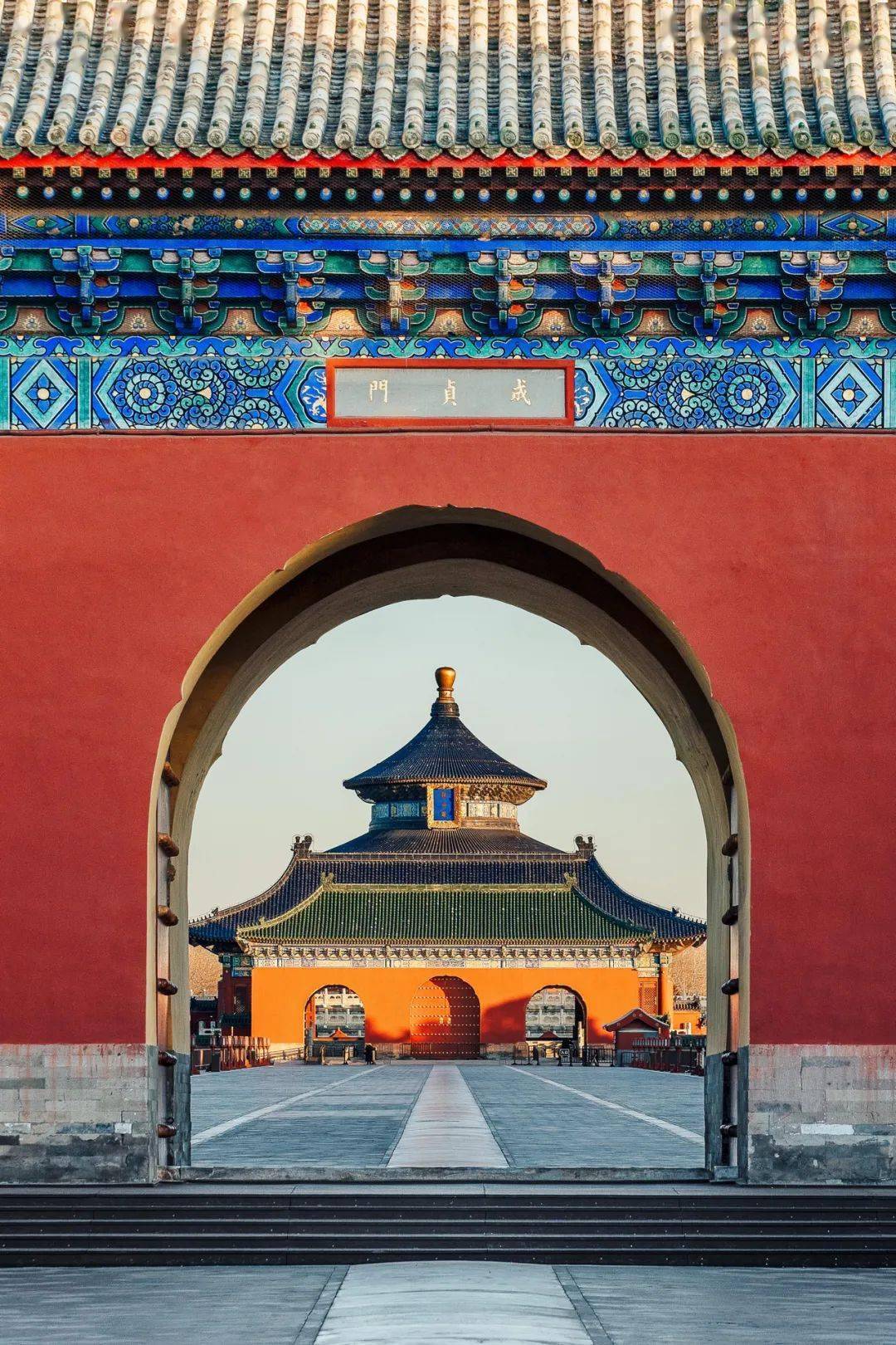 这是与苏州园林类似的"抑景"手段,在段段20余米的一抑一扬之间,祈年殿