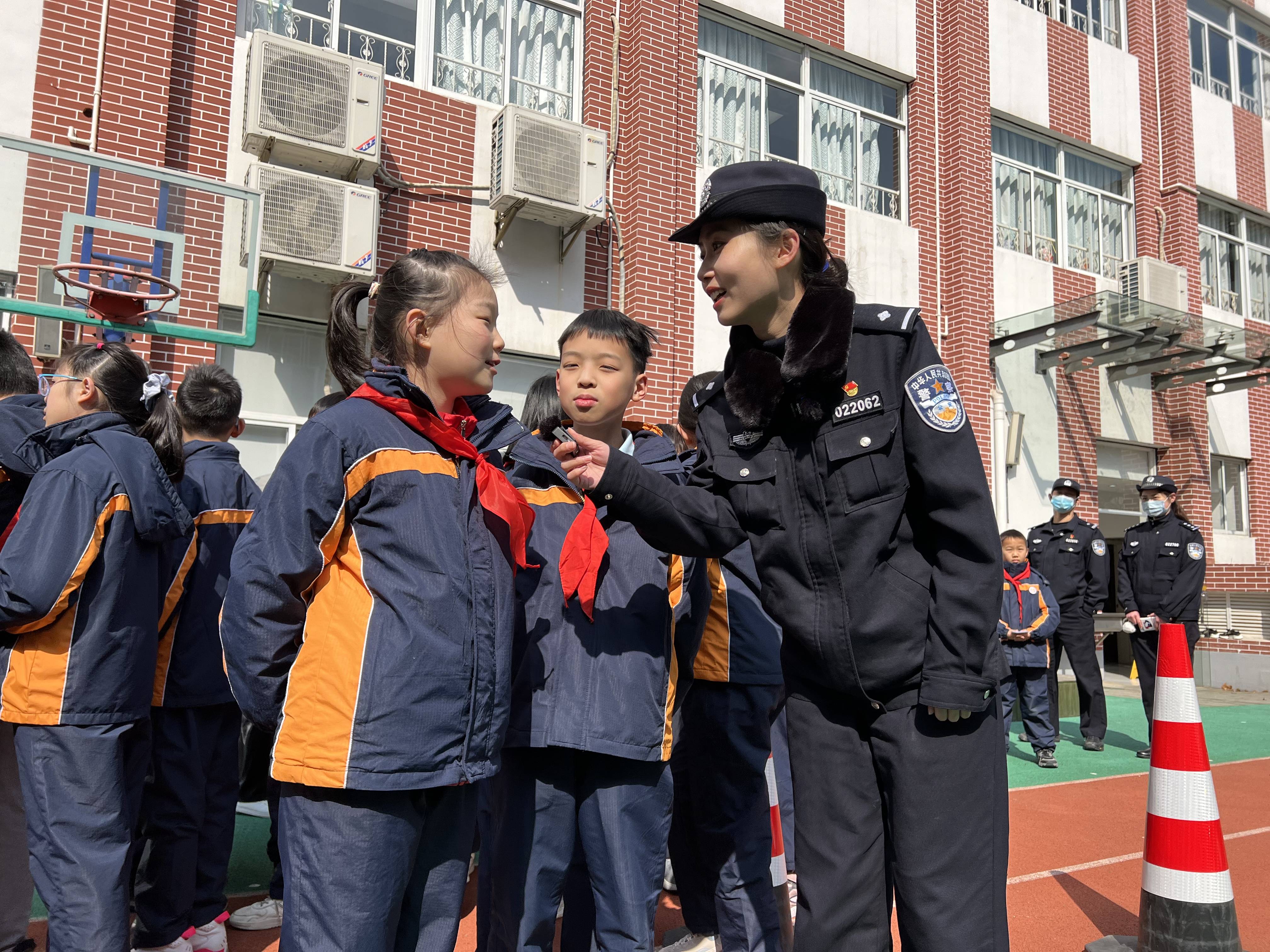 检查装备,然后开启校门;在校门前的虹桥路上,徐汇交