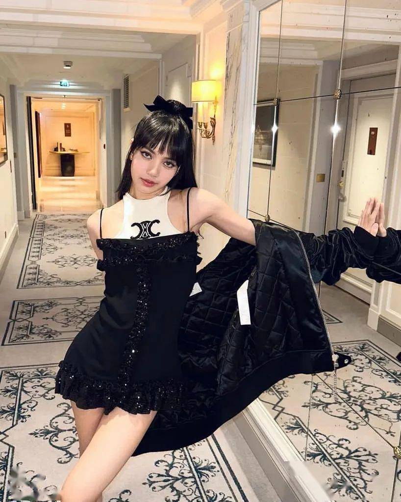 lisa黑丝造型美出新高度?全黑造型惊艳亮相巴黎!_齐刘海_气质_黑色