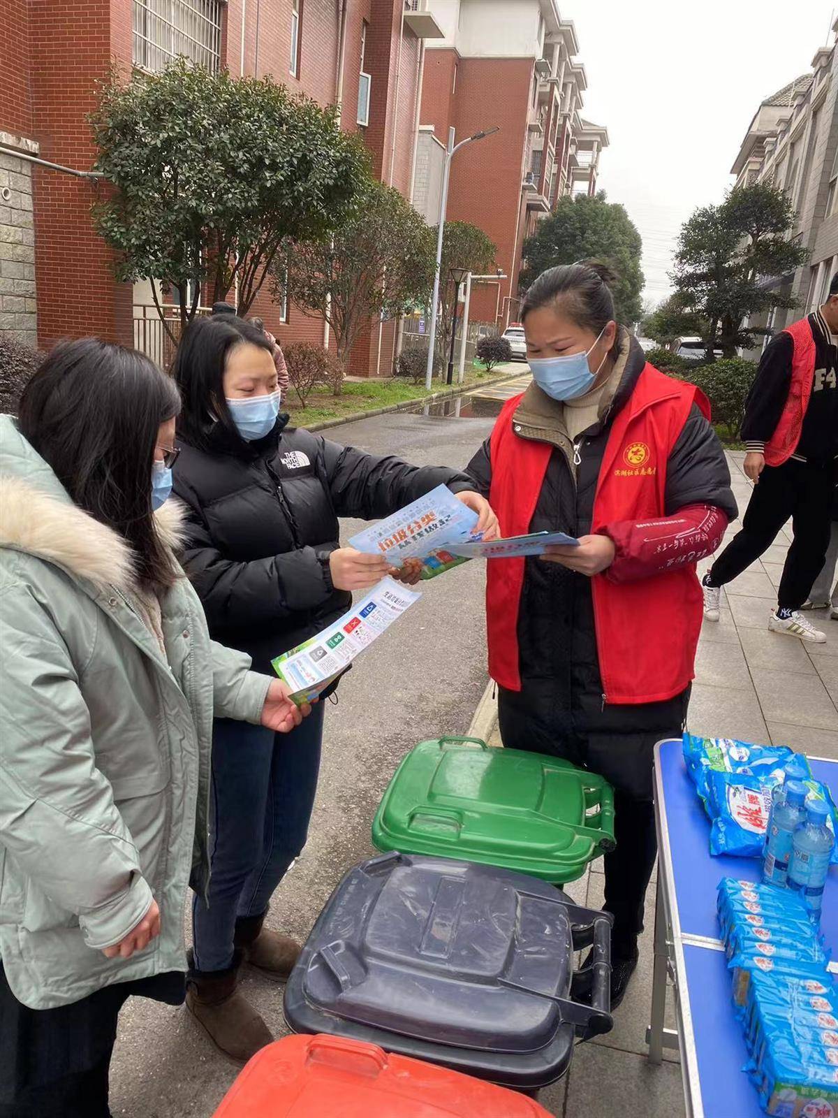 社区干部向居民发放垃圾分类宣传单