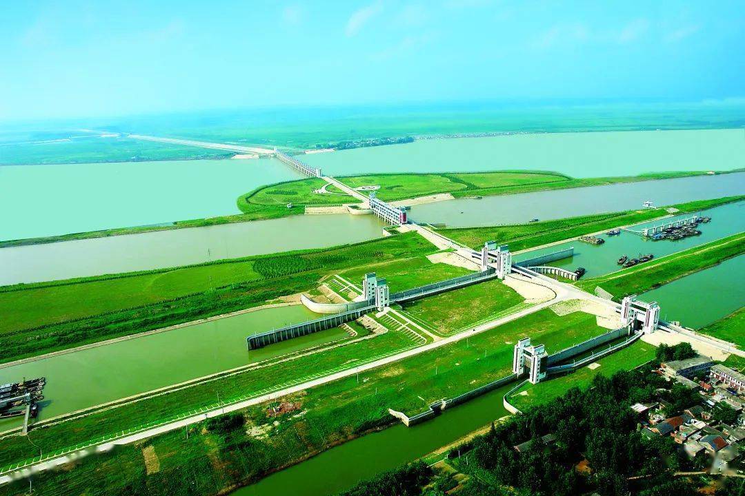 节水改造和干流河道近期治理为重点,先后建设灌区节水,平原水库改造