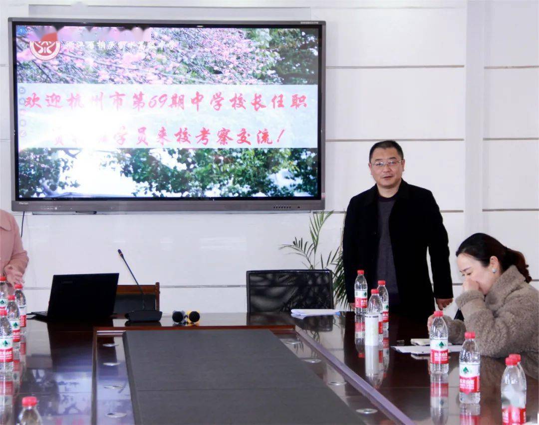 三,名师送教富阳中学刘升良老师在高一(10)班开设了物理必修二《运动