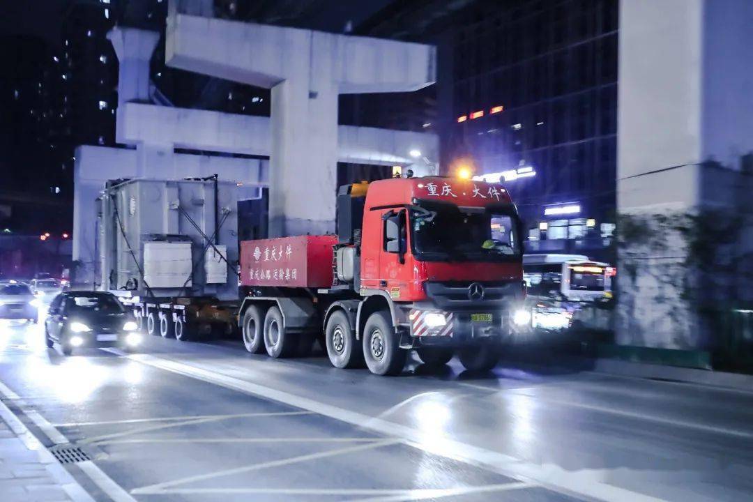 【视频】夜拍奔驰actros 4160 slt 8x8大件牵引车_搜狐汽车_搜狐网