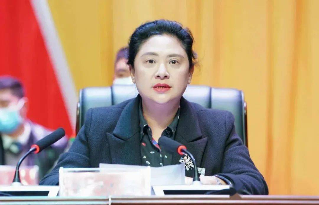 县人大常委会主任罗智琼分别为新当选的金沙县监察委员会主任熊剑