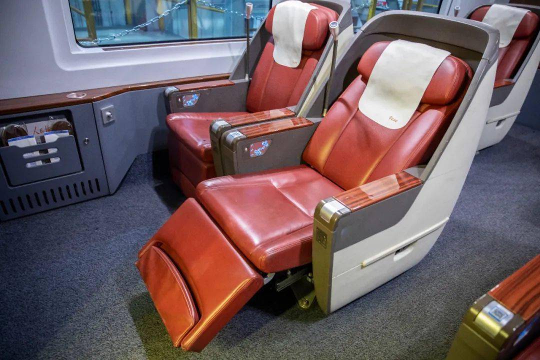 crh380b,cr400bf,cr300bf等车型的商务座座椅,通过扶手上的按钮可以