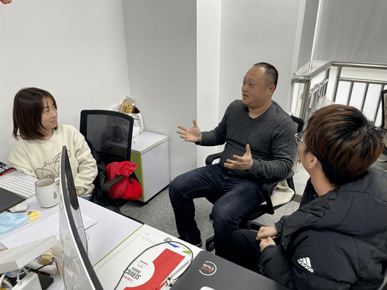 "通过德语认证后,王征进入了德国图灵根州的伊尔姆瑙理工大学,从事