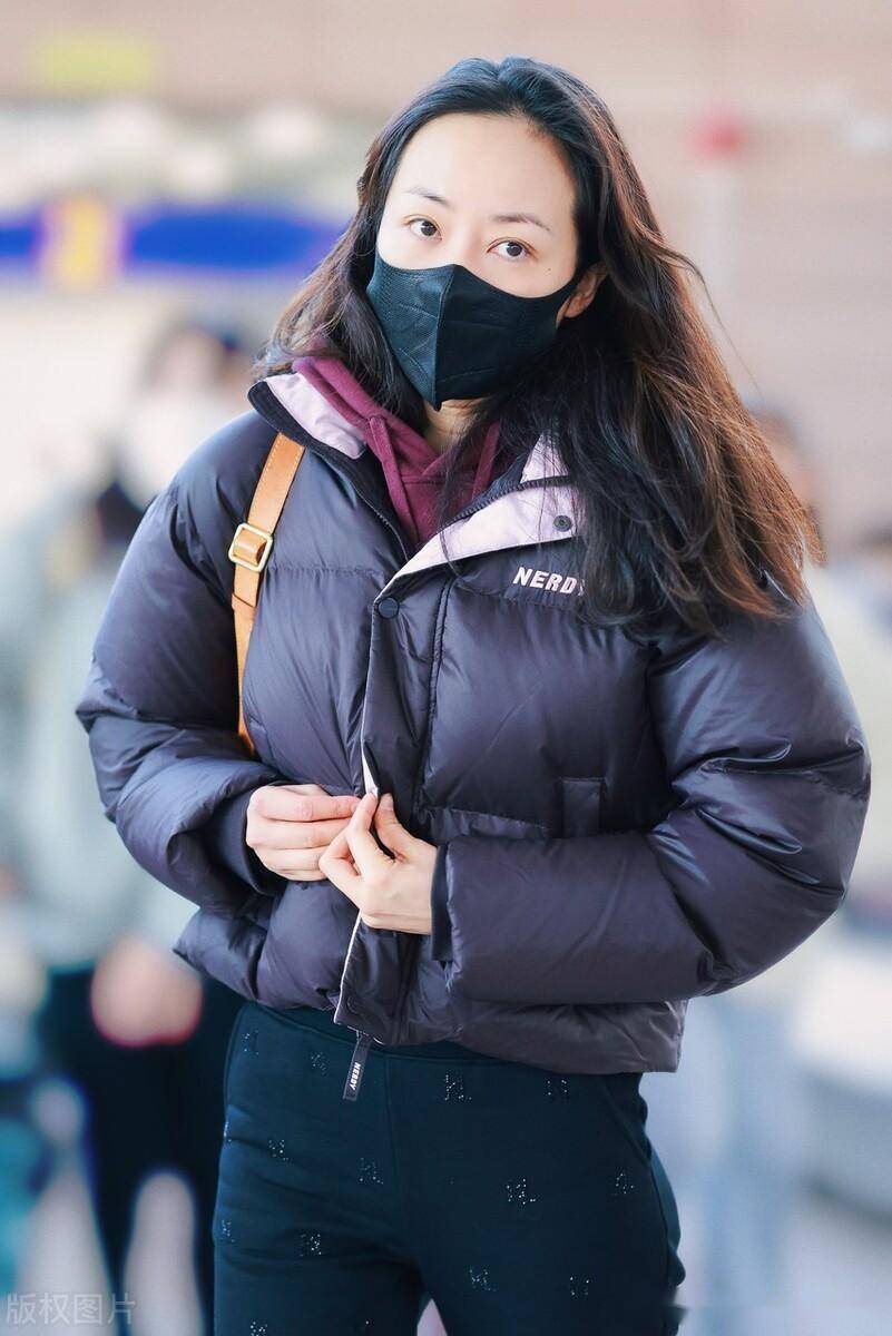 韩雪现身上海机场,身着短款羽绒服气质自信