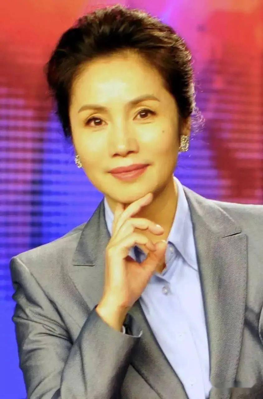 央视主播徐俐:带儿子再婚恩爱幸福,儿子在结婚证上的留言让她泪目_低头_时候_堂叔