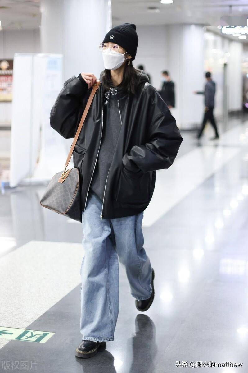 刘雯北京首都机场出发前往参加米兰时装周