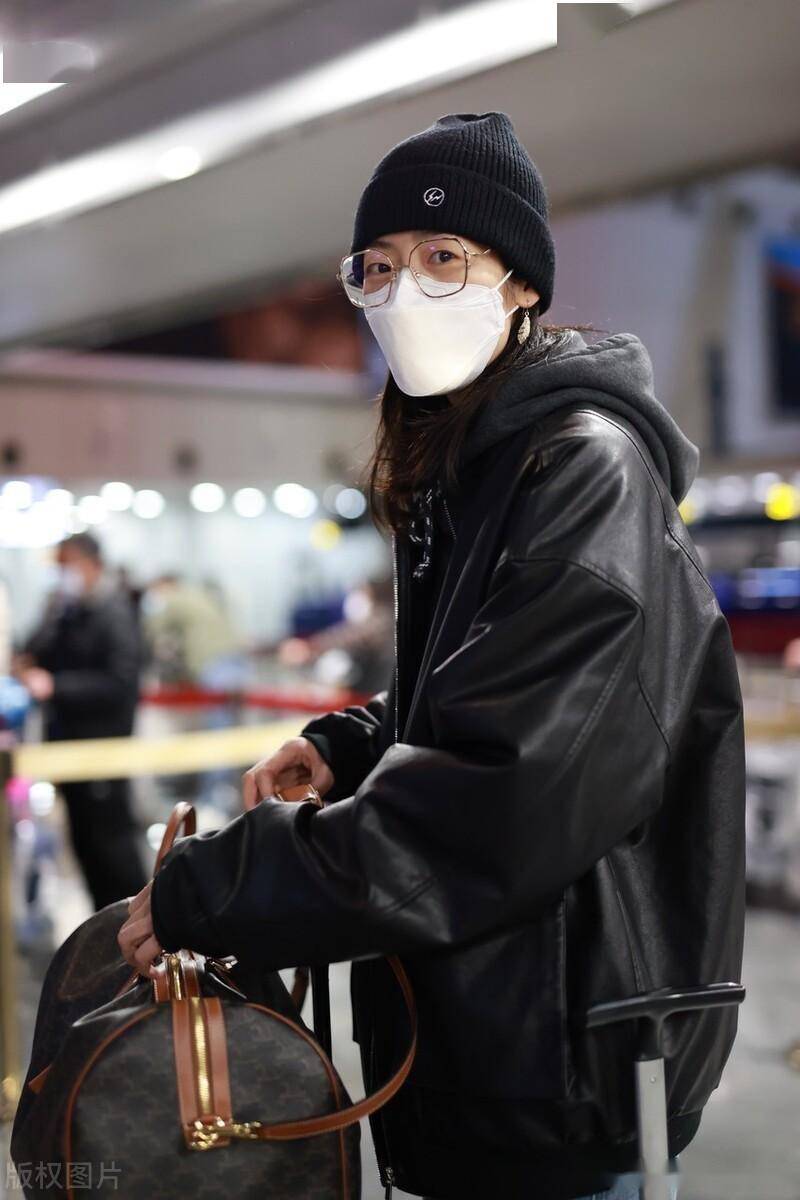 2023年2月21日,北京,刘雯机场街拍.